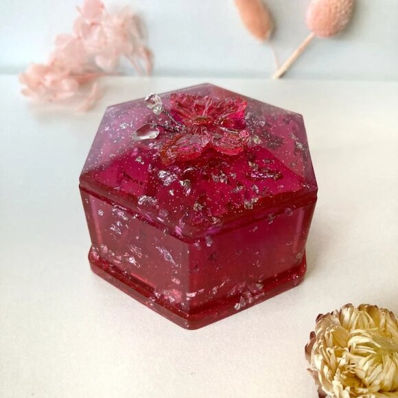 RESIN Trinket jewelry box with lid with butterfly and quartz crystal on antenna - Picture 3 of 3